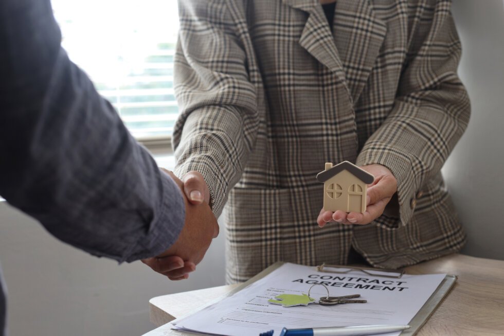 Contratos con hitos y validación ALTUM: blindaje estratégico para remodelar sin riesgos